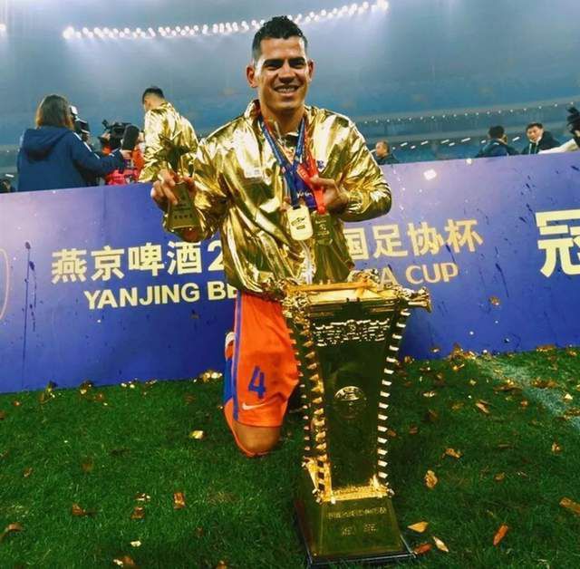 英媒footballtransfers的独家报道，阿森纳不会再继续尝试引进奥斯梅恩，而切尔西会继续尝试引进奥斯梅恩。